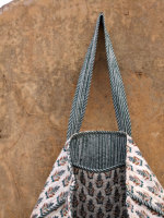 Sac fourre-tout d'épaule matelassé en coton indien imprimé à la main Pinksa Fashion avec fermeture ouverte et poches pour femme – Collection Printemps-Été