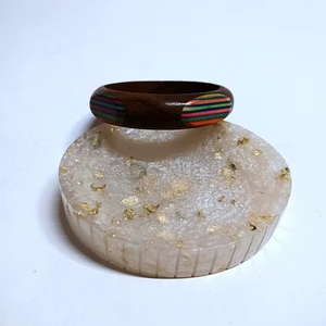 Brazaletes de madera hechos a mano de la mejor calidad con motivos tribales Joyería de declaración única para trajes bohemios Disponible al mejor precio - Product Image 1