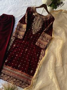 Pour cette saison hivernale, un ensemble salwar en velours avec broderie de sequins pour femme, idéal pour les fêtes, infroissable et offrant une protection solaire. - Product Image 6