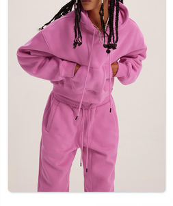 Conjunto de sudadera con capucha y pantalones largos con cordón y forro polar de Invierno para mujer al por mayor con bolsillo de canguro y longitud corta - Product Image 6