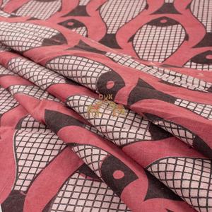 Tela de algodón estampada a mano con motivos de peces, hecha en India por el fabricante, con estampado en bloque. - Product Image 2