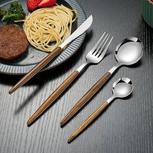 Ensemble de couverts élégants en acier inoxydable avec manche en bois, finition lisse, améliorant la décoration de table et les présentations culinaires - Product Image 2