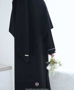 Écharpes de haute qualité en tissu respirant noir jais, stock limité - Product Image 1