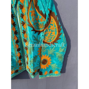เสื้อแจ็คเก็ตปักลายดอกไม้ขายส่ง งานแฮนด์เมด เสื้อแจ็คเก็ตฤดูหนาวแบบ unisex บุด้วยผ้าฝ้ายด้านใน สไตล์โบฮีเมียน ฮิปปี้ มีกระเป๋าข้างสองข้าง - Product Image 3