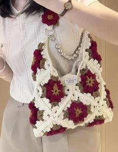 Sac bandoulière portable en coton fait main au crochet avec fleurs, grande capacité et rangement - Product Image 5