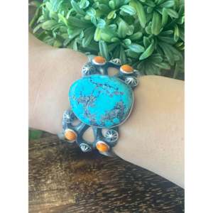 Bracelet manchette en argent sterling avec turquoise de Kingman et huître épineuse par Chimney – Accessoire de mode - Product Image 2