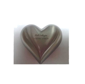 Meilleure vente de petite urne funéraire métallique en forme de cœur de haute qualité pour cendres humaines avec personnalisation - Product Image 1