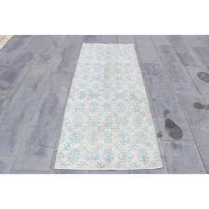 Alfombra Turca de 2.7x6.8 pies, Alfombra Vintage, Alfombra Marroquí Azul y Blanca - Product Image 1