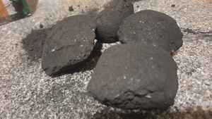 Briquettes de charbon de bois à combustion propre supérieure, rendement thermique élevé pour des temps de cuisson prolongés, performance de chauffage constante, granulés de bois - Product Image 5