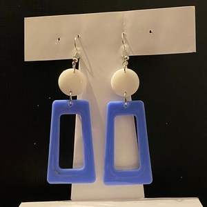 Premium MOHSIN HANDICRAFTS Pendientes redondos artesanales de resina con incrustaciones únicas Artesanía duradera - Product Image 4