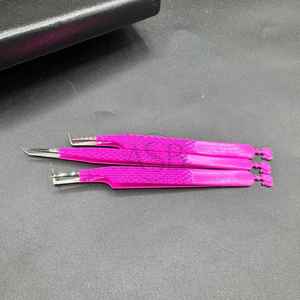 Pinzas para pestañas con agarre de diamante de acero inoxidable sostenible japonés de color rosa fuerte - Product Image 1