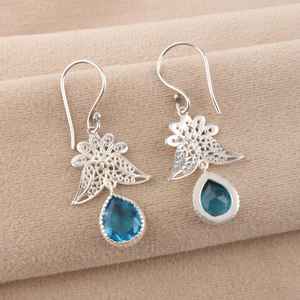 Boucles d'oreilles clous en argent sterling plaqué or avec topaze bleue, bijoux bleus uniques, pierre de naissance de décembre, cadeau d'anniversaire - Product Image 5
