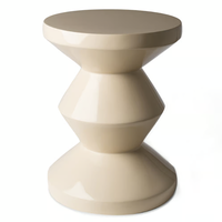Table d'appoint en laque artisanale de haute qualité, finition artistique brillante, pièce d'accent unique pour les espaces contemporains
