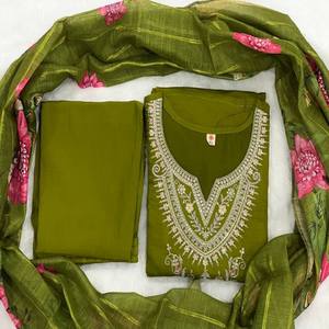 Ensemble ethnique Kurti avec broderie romaine Kurti en soie avec intérieur, imprimé Dupatta et bas pour un look élégant - Product Image 4