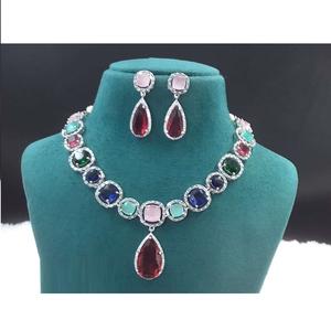 Ensemble de bijoux en laiton lumineux de qualité de luxe avec des pierres de zircone cubique pour des photoshoots de fiançailles ou des cadeaux - Product Image 1