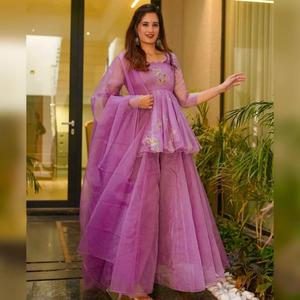 Le haut de Sharara en organza brodé de couleur violette a une coupe régulière et est fabriqué à partir de tissus de haute qualité - Product Image 2