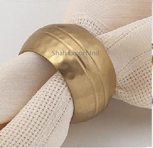 Rond de serviette en laiton au design martelé en couleur or porte-serviettes rond pour la décoration de table de dîner de fêtes de mariage - Product Image 2