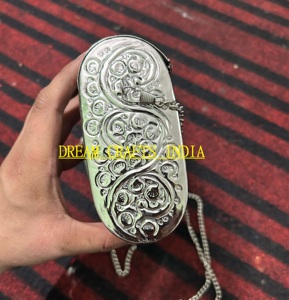 กระเป๋าคลัทช์ทำจากทองเหลืองโลหะทันสมัยสำหรับผู้หญิงหรูหราสินค้าใหม่กระเป๋าถือคุณภาพสูงแบบสายสะพายคุณภาพสูงของอินเดียทำด้วยมือสำหรับผู้หญิงโคมไฟเกลือฮวงจุ้ย - Product Image 2