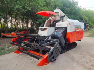 Cosechadora de trigo y arroz DC70G Cosechadora combinada de alta productividad para uso agrícola - Product Image 6