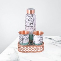 Bouteille d'eau en cuivre pur avec motif gravé pour offrir des avantages de bien-être et ayurvédiques de routine de fitness au bureau