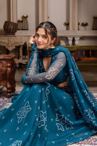 Conjunto de lehenga Manjari de georgette verde azulado Gulabi Galiyan Bandhej con dupatta de georgette | Ropa Étnica de Diseñador para Mujer en Tallas Grandes - Product Image 6