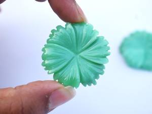 100% Piedra preciosa de crisoprasa natural 30x30mm Flor amarilla tallada para la fabricación de joyas - Product Image 4