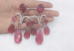 Elegantes pendientes de latón con diamantes americanos Diseño floral Perfecto para novias Funciones de boda y colecciones de joyas de fiesta - Product Image 2