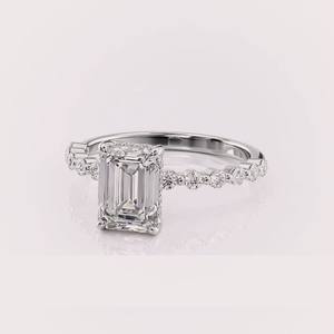 Bague intemporelle en argent sterling 925 massif plaqué rhodium avec diamant taille émeraude certifié IGI et pierres latérales rondes - Product Image 1