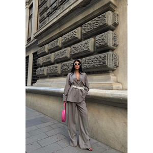 ชุดเสื้อ-กางเกงลายทางสีเทาสำหรับผู้หญิง ดีไซน์ด้านหลังมีรายละเอียด - Product Image 5