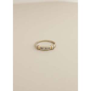 Anillo de Diamantes con Canal de Diamantes en Forma de Baguette Vintage - Product Image 1
