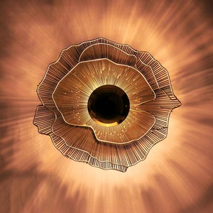 Lámpara de pared estilo flor con borde dorado y tonos negros Acabado en diseño elegante Ideal para sala de estar Dormitorio - Product Image 2