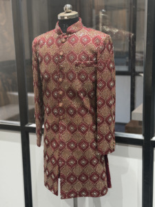 Costume Sherwani de luxe pour homme, brodé de couleur bordeaux, tenue de mariage indienne, veste Achkan indo-occidentale pour le marié avec travail de sequins complexe - Product Image 4
