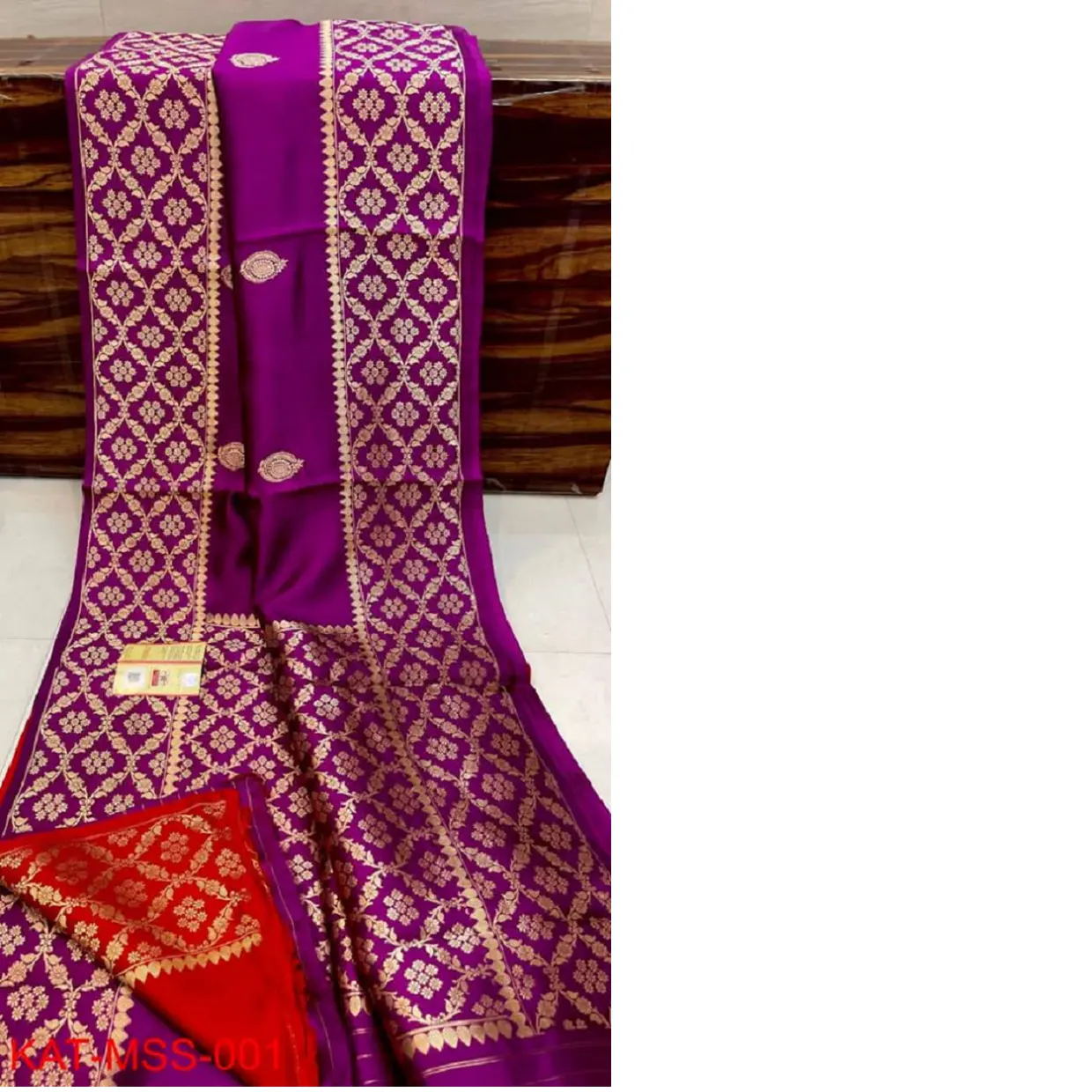 Sari in broccato di seta su misura realizzati con intricati bordi in oro ideali per la rivendita da negozi di sari e desginer di abbigliamento