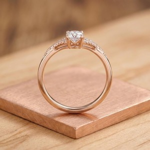 Bague en or massif 14 carats avec diamant de laboratoire ronds taillés en V, 0,118 ct E-F VS, cadeau de mariage ou d'anniversaire - Product Image 5