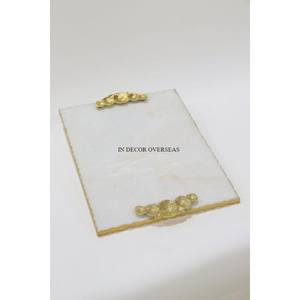 Plateau de service rectangulaire en marbre de couleur blanche la plus exigeante avec poignées de designer uniques en métal plaqué or - Product Image 1