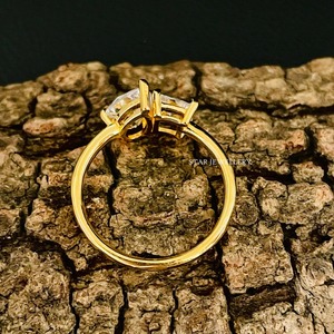 แหวนหมั้นเพชรโมอิสและลูกแพร์เจ้าหญิงหรูหราคริสเตียนสีทอง14K ประดับเพชรโมอิส - Product Image 5