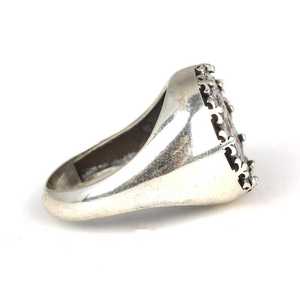 Anillo Caesar Redondo Pulido de Plata de Ley 925 con Diamante de Corte Ovalado y Engaste Invisible de Platino, Chapado en Rodio, Joyería Fina para Uso Diario - Product Image 4