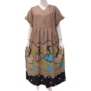 Vestido midi oversize con cuello en V, manga corta, volantes y detalles de botones, lavable, de rayón, de Chrysanta. - Product Image 2