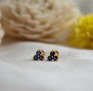 Los hermosos pendientes de tuerca de racimo triangular Trio vienen con piedras preciosas de esmeralda-rubí y zafiro en pendientes de plata de ley sólida 925 - Product Image 5