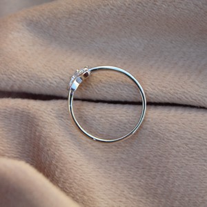 Anillo de Plata de Ley 925 con Mariposa y Circonitas, Diseño Minimalista con Engaste de Puntas, Joyería Fina Elegante y Clásica, Unisex, Envío el Mismo Día, Perfecto - Product Image 3