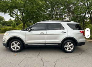 Ford Explorer XLT 4WD Usado Recientemente, Volante a la Izquierda, 2017, 1-25000 Millas, Listo para Enviar - Product Image 3
