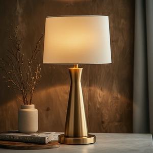 Lámpara de mesa con acabado de latón rústico moderna hecha a mano, pantalla blanca, decoración elegante para el hogar, mesita de noche con acento, CA ecológica - Product Image 6