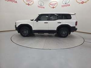 Bastante usado 2024 Toyota Land C R U I s E R 4WD - Product Image 3