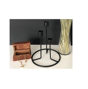 Candelabro Moderno de Metal para Decoración de Interiores Contemporánea, que Mejora el Espacio con un Diseño Limpio y una Iluminación Cálida - Product Image 1