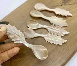 Cuillère en nacre pour le caviar, les condiments et les repas fins, disponible en vrac - Product Image 2