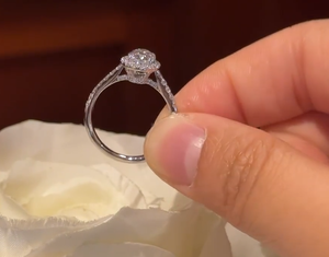 Bague classique ovale avec halo pavé, diamant de laboratoire de 1 carat, aspect 2 carats, or 10K/14K/18K plaqué rhodium, certifiée IGI - Product Image 1