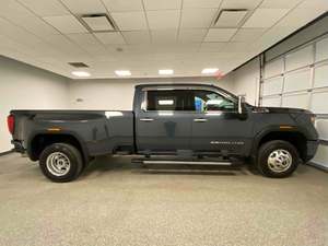 GMC Sierra 3500HD Denali Crew Cab LB DRW 4WD 2020 / En venta con bajo kilometraje, motor de gasolina, coche usado en buen estado y sin accidentes - Product Image 4