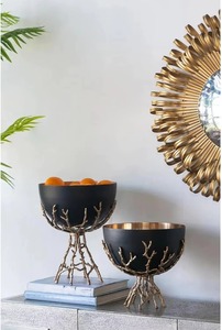 ชามตกแต่งโลหะสีดำดีไซน์เนอร์ พร้อมฐานกิ่งไม้สีทองสไตล์ศิลปะ เหมาะสำหรับวางผลไม้บนโต๊ะและใช้สำหรับต้อนรับแขก นำเข้าจากอินเดีย - Product Image 2