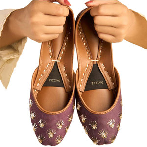 Khussa Antideslizante Hecha a Mano para Mujer con Suela de Cuero Genuino, Diseño de Moda Personalizable, Alta Calidad, Hecho en Pakistán - Product Image 1