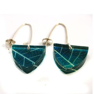 ต่างหูเรซิ่นรูปหัวใจสีดำและสีขาวทำจากเรซินทางเรขาคณิตทำจากไม้แบบห้อยเพื่อความอบอุ่นตามธรรมชาติ - Product Image 2